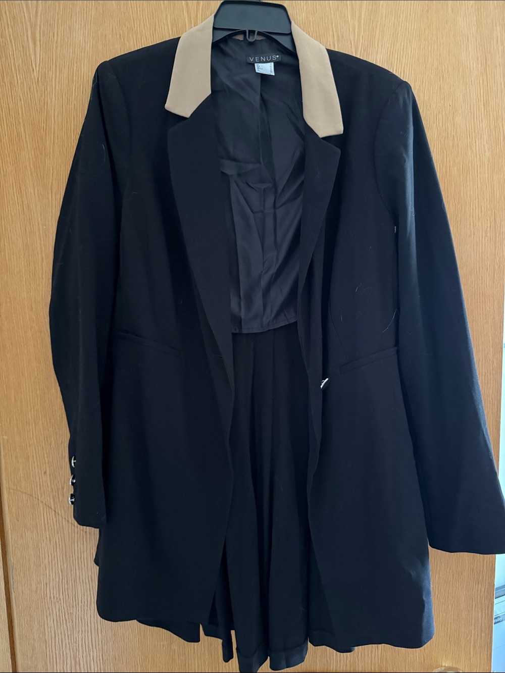 VENUS Black Blazer with Beige Contrast Collar